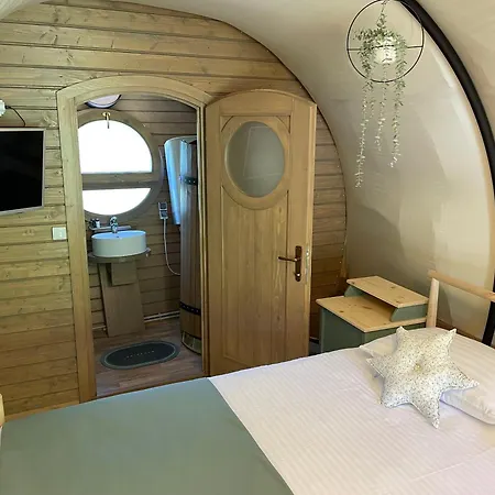 White Spring Glamping קאמפולונג מולדובנסק